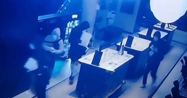 Diario HOY | Turba perpetró violento robo a local de Tupi: uno ya fue detenido