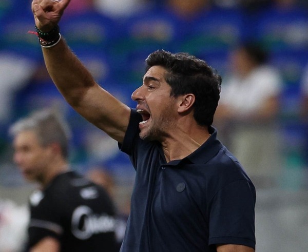 Indignación total de Abel Ferreira por las dimensiones del gramado en La Nueva Olla