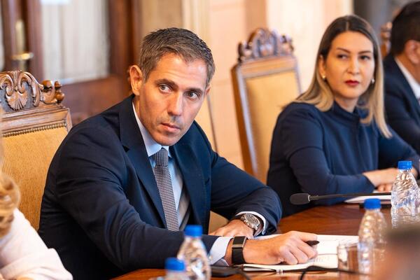 Gobierno impulsa diálogo social y medidas para proteger el salario mínimo