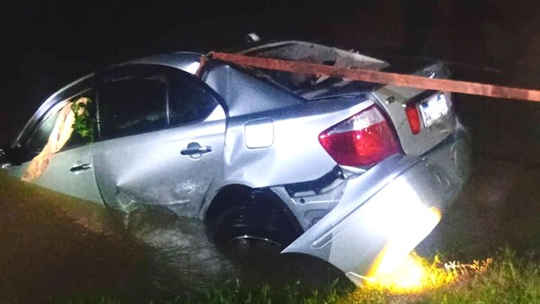 Joven policía se salva de milagro tras caer con su vehículo al río Tebicuary