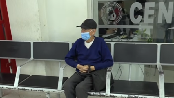 IPS: Abuelo pasa sus días pidiendo un medicamento a visitadores en el Hospital Central