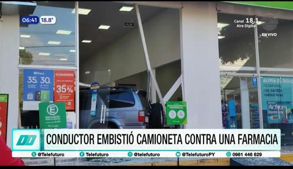 Camioneta impacta contra una farmacia en Asunción