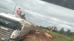 Caravana de transportes siguen atrapados en el lodo en la ruta del Chaco