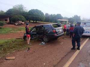 Colisión entre dos automóviles sobre la Ruta PY06 en María Auxiliadora deja solo daños materiales