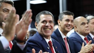 Cartes felicita a Bachi por "defender" Yacyretá, pese a los despilfarros