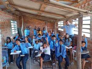 Profesor lleva esperanza y educación a  comunidades indígenas de Caaguazú - Nacionales - ABC Color