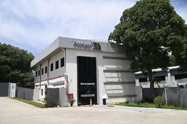Documentos confirman que Petropar cobró garantía del Banco Continental tras fracaso del contrato con firma catarí  - Economía - ABC Color