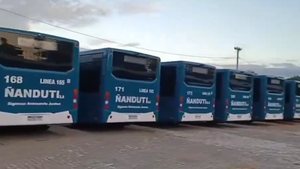 40 buses eléctricos siguen parados mientras el servicio colapsa
