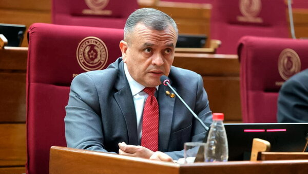 Carlos Liseras defiende su juramento y banca en el Senado