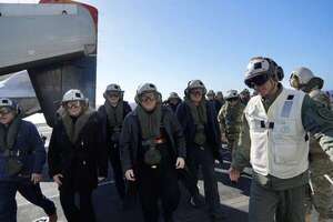 Milei visita portaaviones estadounidense Nimitz durante ejercicio conjunto en Argentina - Mundo - ABC Color