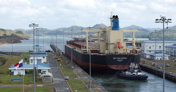 La Nación / Escala la disputa con Panamá, acusando a China de represalias en puertos