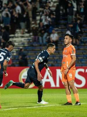 Con un “hat-trick” de Alex Arce, Independiente Rivadavia golea a La Guaira - Copa Libertadores - ABC Color