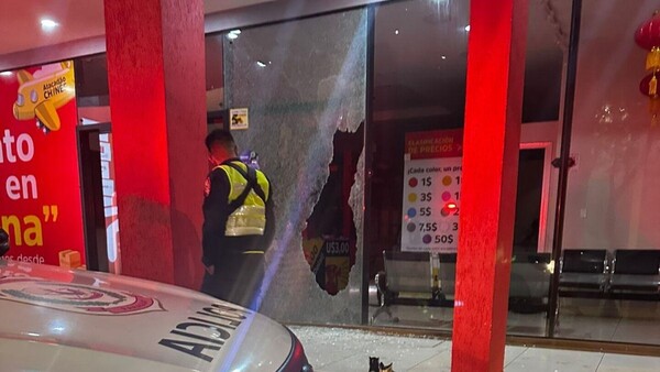 Roban prendas y calzados tras violentar blindex de local comercial en Ciudad del Este