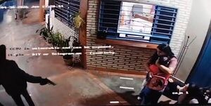 Popular / Motoasaltantes irrumpen en facultad y siembran terror