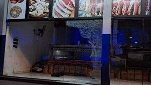 Ladrones con paladar fino: dejaron ku'i el blindex de una carnicería y se llevaron las costillas