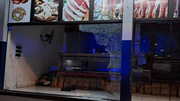 Ladrones con paladar fino: dejaron ku'i el blindex de una carnicería y se llevaron las costillas