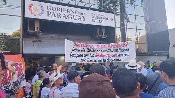 Adultos mayores protestan frente al MDS para exigir acceso a pensión - Nacionales - ABC Color