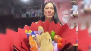 Ni flores ni perfume: a una cumpleañera le regalaron un ramo de gallina por su cumple