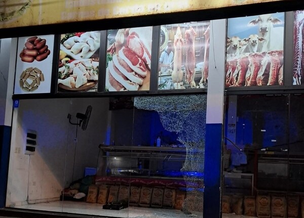 Delincuentes rompen blindex para robar carne y dinero
