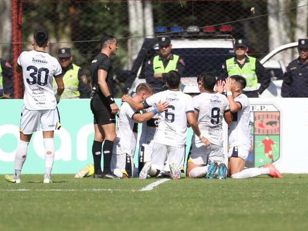 12 de Junio derrotó a Paraguarí y es único líder de la Intermedia - Fútbol de Intermedia - ABC Color
