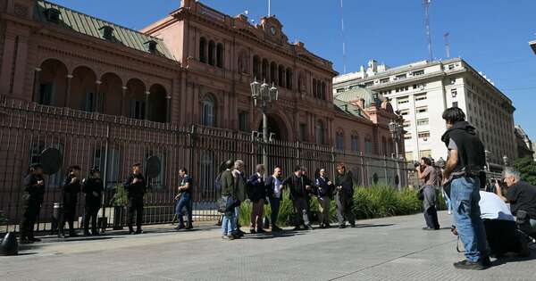 La Nación / Gobierno argentino readmitirá el lunes a periodistas en la Casa Rosada