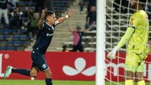 Alex Arce brilla con un hat-trick en Copa Libertadores