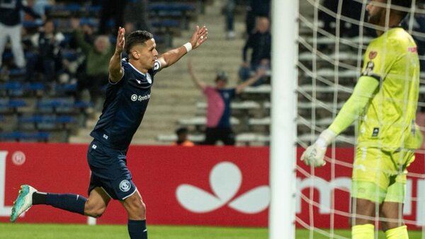 Alex Arce brilla con un hat-trick en Copa Libertadores