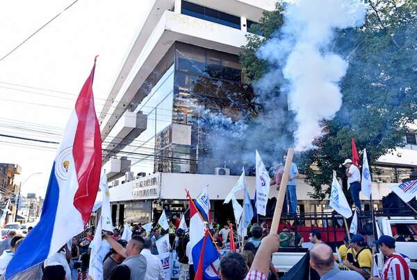 Día del trabajador: critican el “país de las maravillas” de Peña y exigen 25% de reajuste del salario mínimo - Nacionales - ABC Color