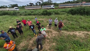 Gobierno asiste con víveres, agua y medicamentos a conductores varados en el Chaco