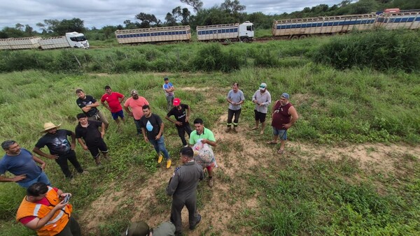 Gobierno asiste con víveres, agua y medicamentos a conductores varados en el Chaco