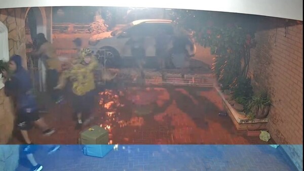 Barras luqueños rompieron portón y se metieron a una casa para escapar de policía montada