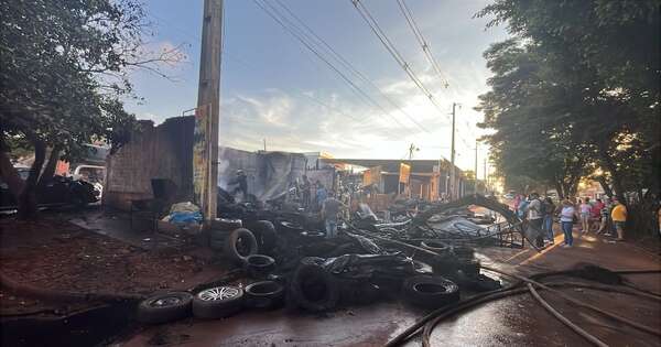 La Nación / Feroz incendio arrasó una gomería en el km 7 de CDE tras un cortocircuito