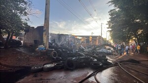 Incendió causa pérdidas económicas en una gomería en Ciudad del Este