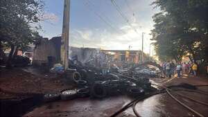 Incendio consumió por completo una gomería en Ciudad del Este  - ABC en el Este - ABC Color