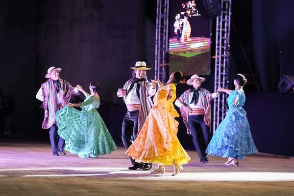Talleres de danza paraguaya en el Espacio Cultural Staudt