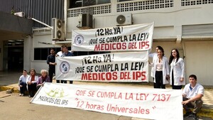 Falta personal de blanco y abundan administrativos