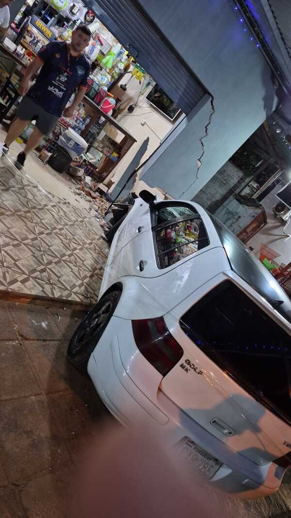 Conductor ebrio perdió el control e impactó contra una ferretería en el Barrio San Isidro