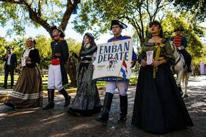 ‘Embanderate’ para celebrar los 215 años de Independencia Nacional