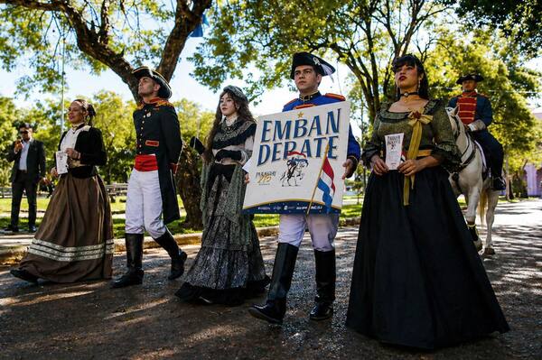 ‘Embanderate’ para celebrar los 215 años de Independencia Nacional