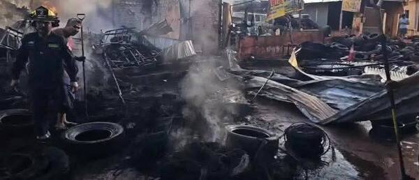 Incendio arrasa gomería en Ciudad Nueva y deja cuantiosas pérdidas materiales - ADN Digital
