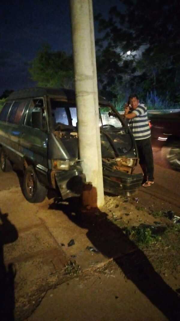 Un conductor de 65 años chocó violentamente contra una columna de la ANDE en el acceso a Encarnación