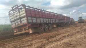 Camioneros llevan más de 15 días varados en el barro por mal estado del camino en Alto Paraguay