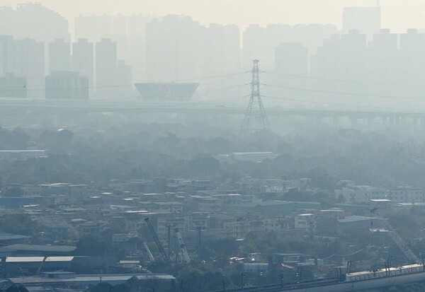 La contaminación del aire, segundo factor de riesgo de mortalidad, según un estudio de cardiólogos