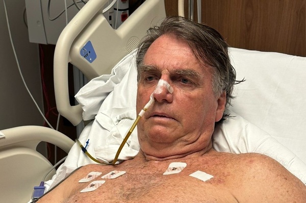 La operación del hombro de Bolsonaro transcurre sin complicaciones