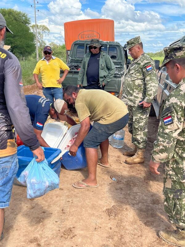 Militares asisten a camioneros varados por inundaciones en el Chaco - Concepción al Día