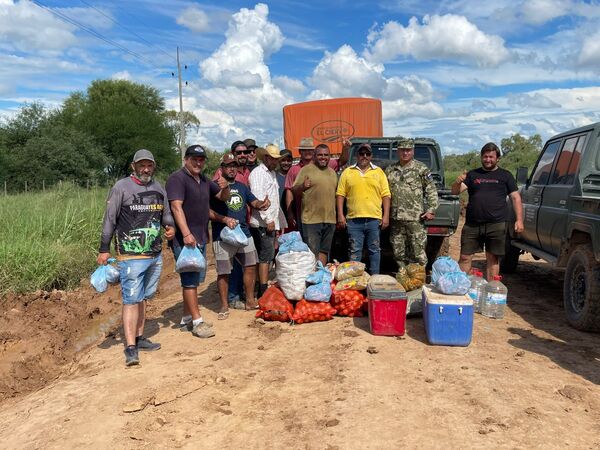 Camioneros reciben asistencia de militares en zona aislada del Chaco