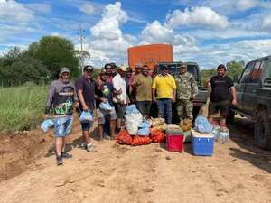 Camioneros varados por falta de caminos de todo tiempo reciben asistencia - Nacionales - ABC Color