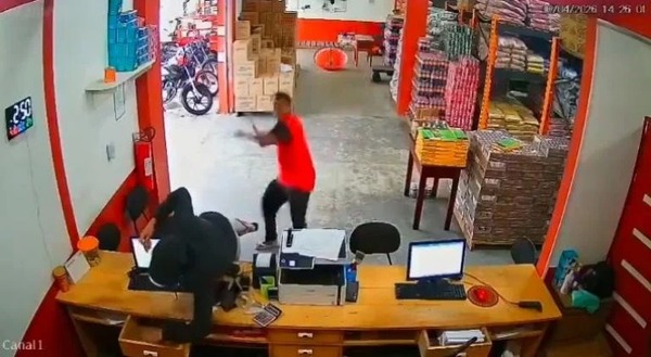 Empleados con machetes frustran asalto y dejan a delincuentes gravemente heridos