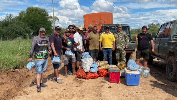 Militares llevan alimentos a camioneros varados en Alto Paraguay