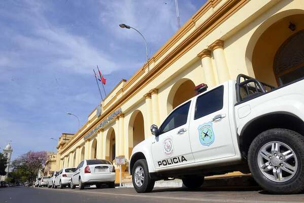 Separan a policía filmado cuando supuestamente consumía droga - Policiales - ABC Color
